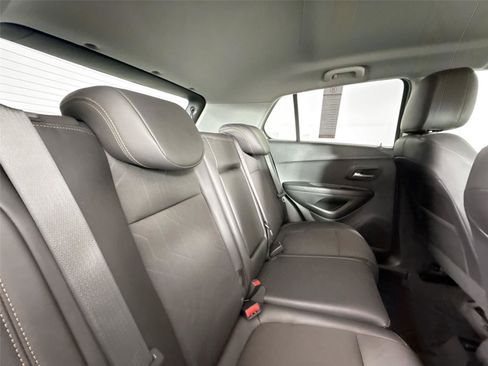 Used 2022 Chevrolet Trax LT w/ LT Convenience Package image 34