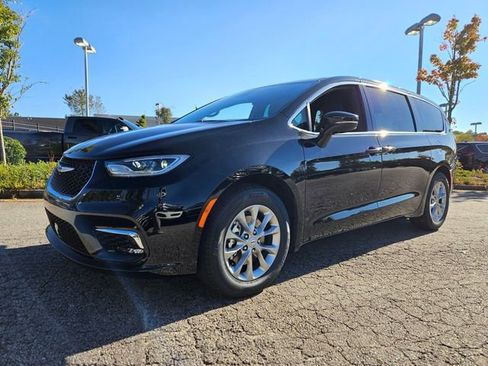 New 2026 Chrysler Pacifica Limited image 3