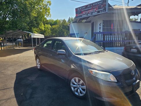 Used 2010 Toyota Corolla LE image 3