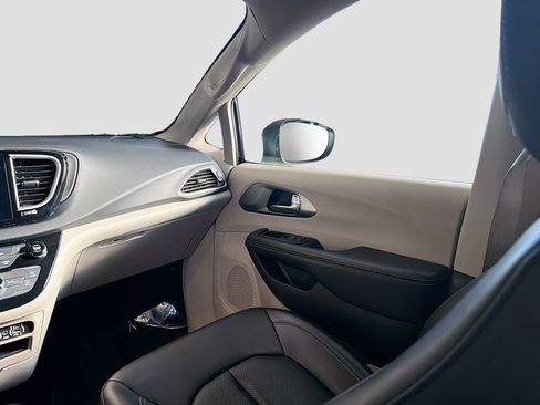 Used 2023 Chrysler Pacifica Touring-L image 22