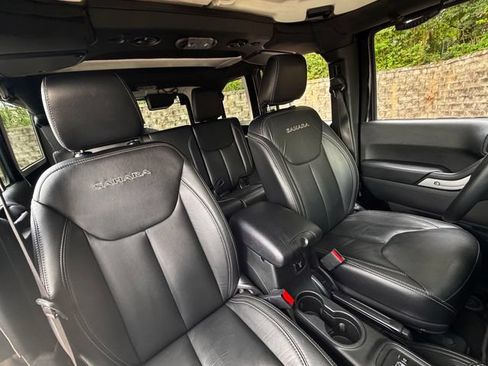 Used 2018 Jeep Wrangler Unlimited Sahara w/ Connectivity Group AWD/4WD image 28