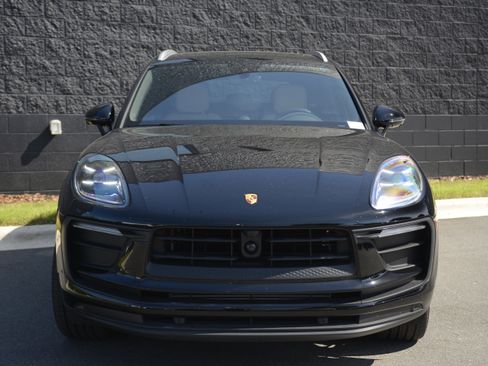 Certified 2026 Porsche Macan AWD/4WD image 10