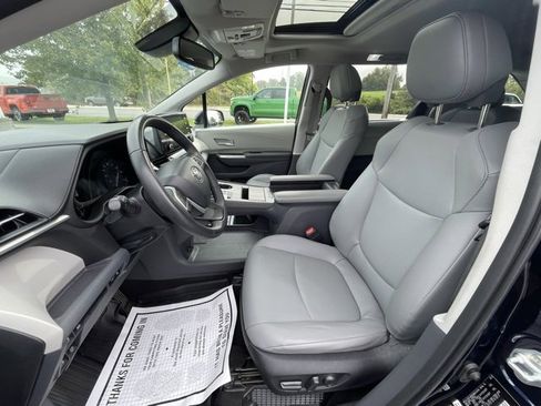 Used 2023 Toyota Sienna XLE image 28