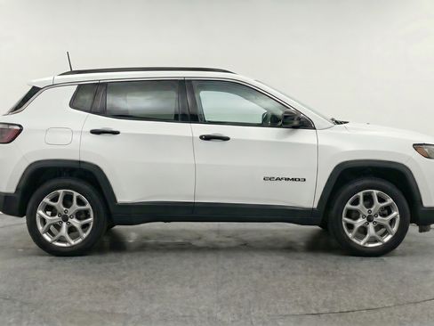 Used 2025 Jeep Compass Latitude AWD/4WD image 11