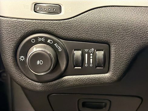 Used 2018 Jeep Cherokee Trailhawk w/ Cold Weather Group image 17