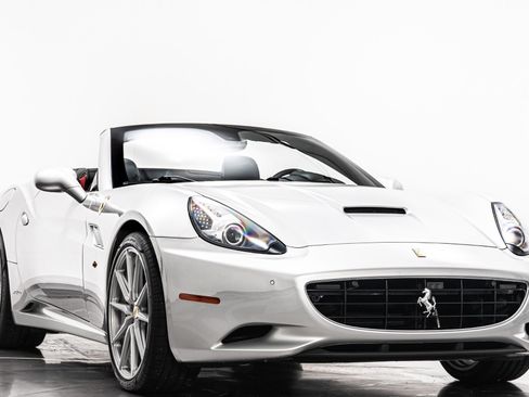 Used 2013 Ferrari California image 3