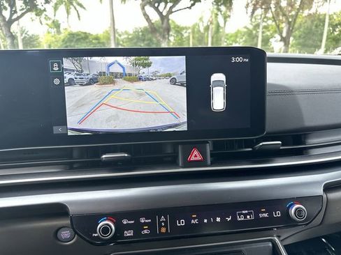 Used 2025 Kia Carnival FWD image 24