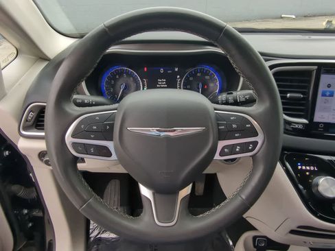 Used 2024 Chrysler Pacifica Touring-L FWD image 22