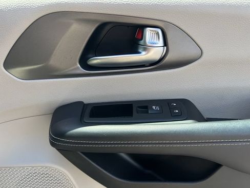 Used 2023 Chrysler Pacifica Touring-L FWD image 23