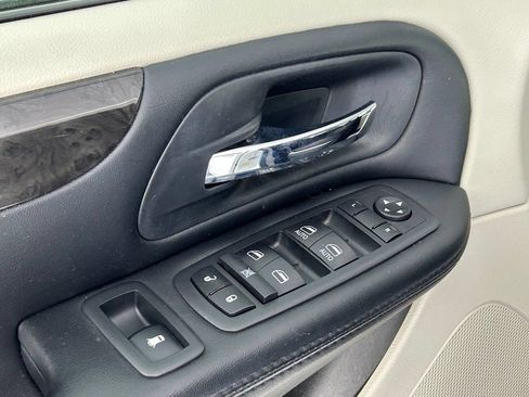 Used 2019 Dodge Grand Caravan SE FWD image 31
