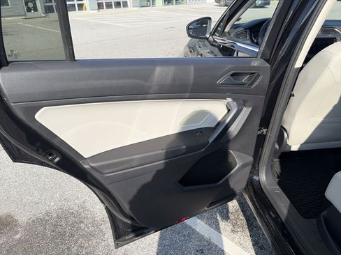 Used 2021 Volkswagen Tiguan SE image 15