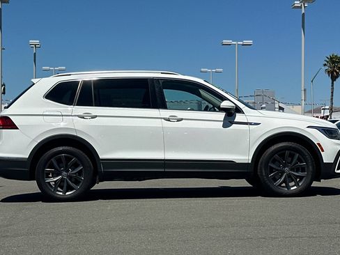 Used 2022 Volkswagen Tiguan SE FWD image 3