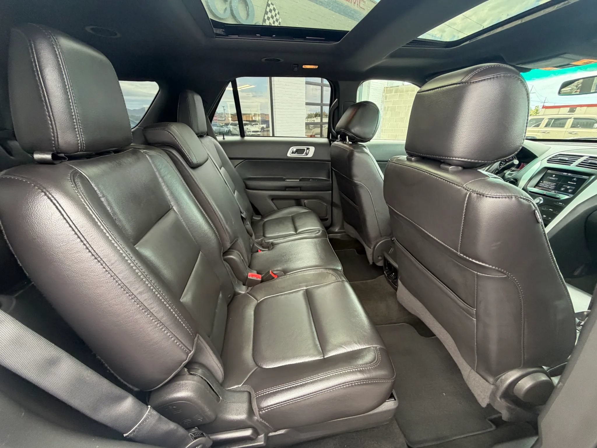 Used 2014 Ford Explorer XLT w/ Equipment Group 202A AWD/4WD image 16