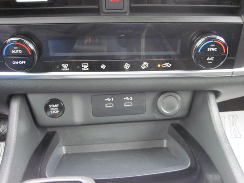 Used 2025 Nissan Rogue SV AWD/4WD image 19