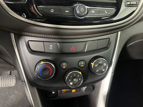 Used 2020 Chevrolet Trax LT w/ LT Convenience Package AWD/4WD image 17