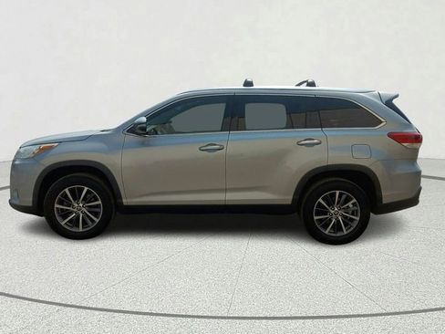 Used 2019 Toyota Highlander XLE FWD image 4