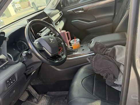 Used 2021 Toyota Highlander Limited image 10