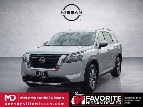Used 2025 Nissan Pathfinder SL FWD image 2