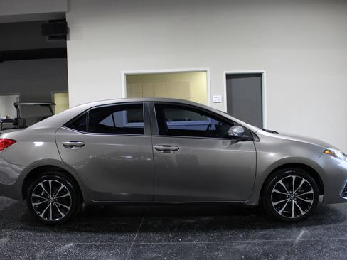 Used 2018 Toyota Corolla SE FWD image 2