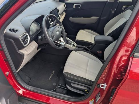 Used 2023 Hyundai Venue SEL image 9