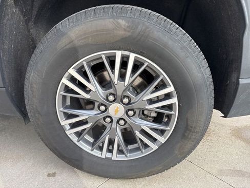 Used 2025 Chevrolet Traverse LT image 11