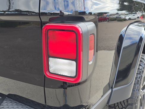 Used 2022 Jeep Gladiator Sport image 11