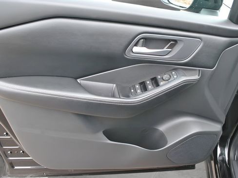 Used 2025 Nissan Rogue SV AWD/4WD image 21