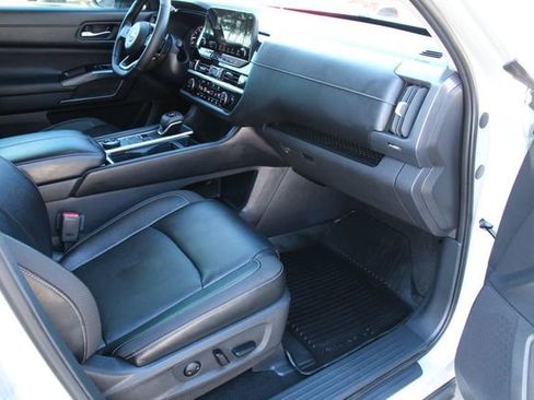 Used 2023 Nissan Pathfinder SL w/ Black Appearance Package image 27
