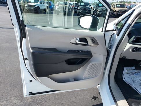 Used 2023 Chrysler Pacifica Touring-L FWD image 10
