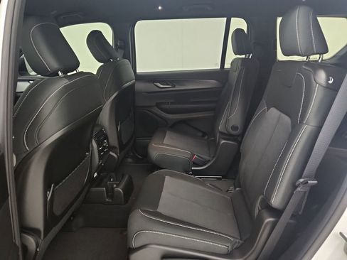 New 2025 Jeep Grand Cherokee L Laredo image 30