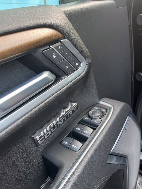 Used 2025 Chevrolet Silverado 1500 High Country AWD/4WD image 16