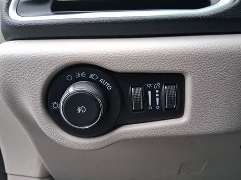 Used 2024 Chrysler Pacifica Touring-L image 14