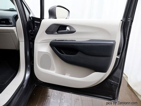 Used 2019 Chrysler Pacifica Limited FWD image 32