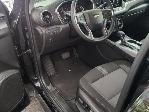 Used 2025 Chevrolet Blazer LT FWD image 3