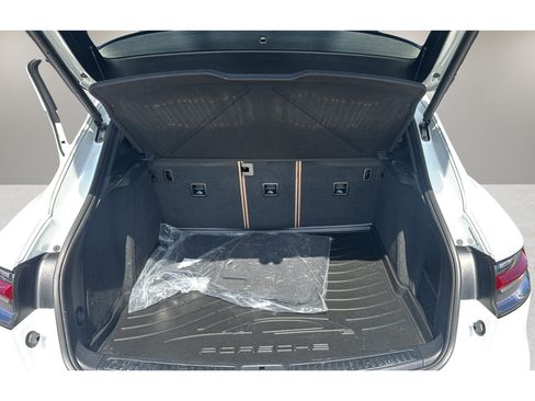 Used 2024 Porsche Macan AWD/4WD image 13