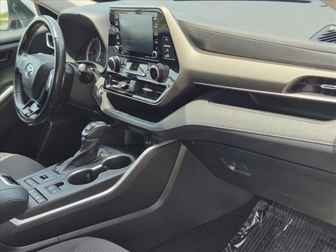 Used 2021 Toyota Highlander LE AWD/4WD image 20
