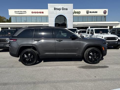 New 2025 Jeep Grand Cherokee Altitude AWD/4WD image 4