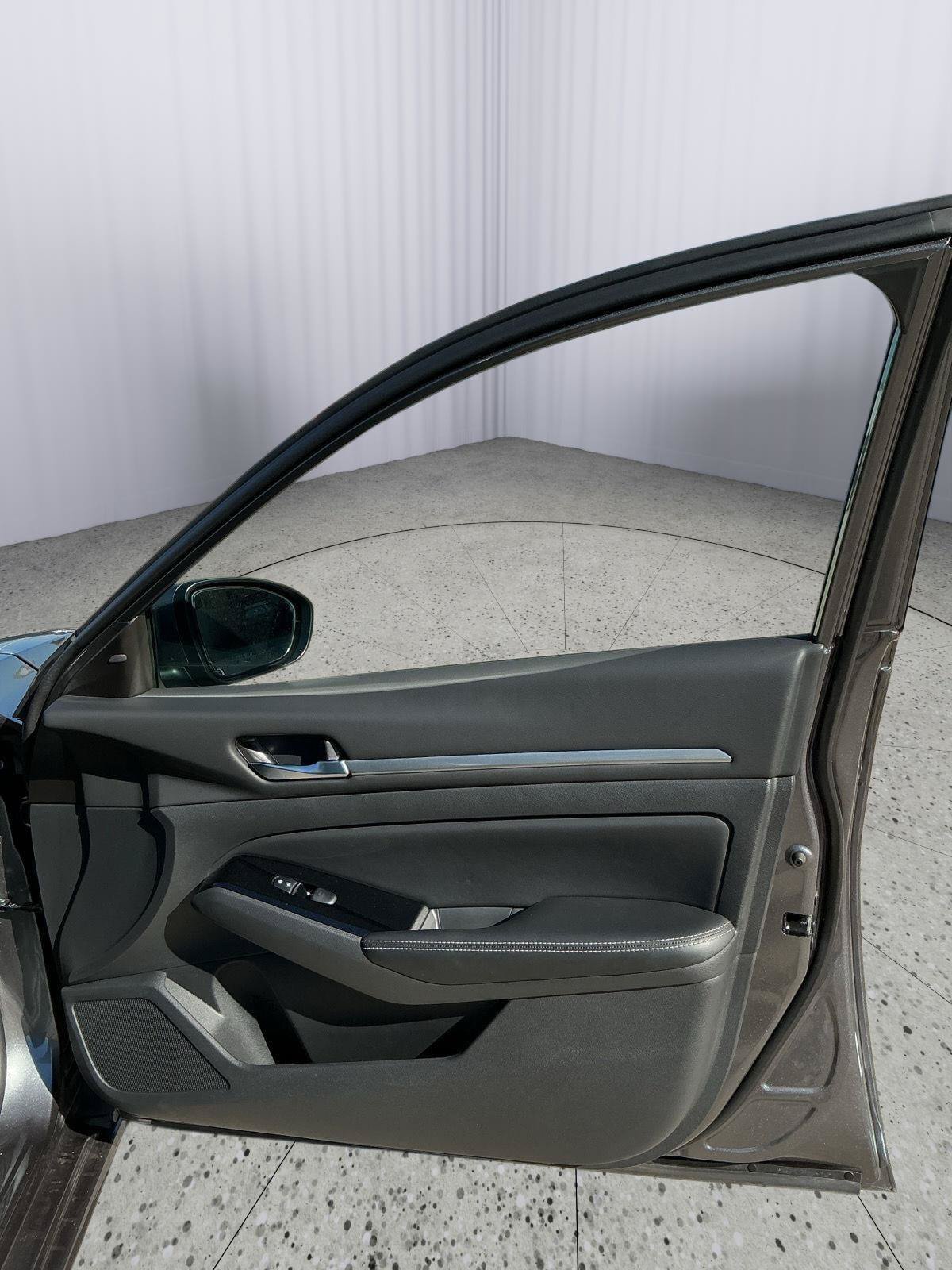 Used 2023 Nissan Altima 2.5 SV FWD image 25