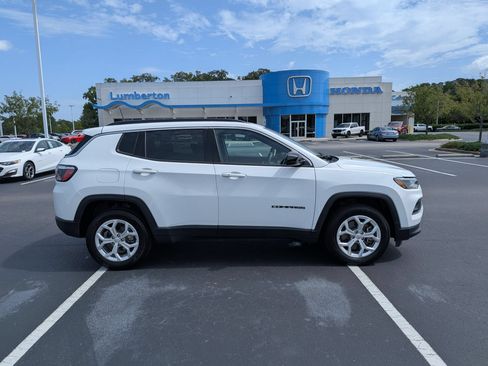 Used 2024 Jeep Compass Latitude AWD/4WD image 2