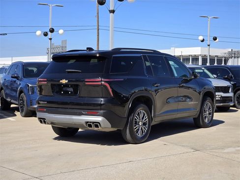 Used 2025 Chevrolet Traverse LT image 4
