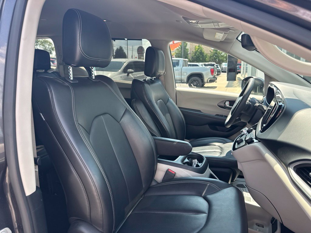Used 2023 Chrysler Pacifica Touring-L FWD image 15