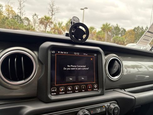 Used 2023 Jeep Gladiator Overland image 18