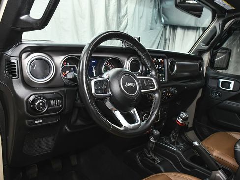 Used 2020 Jeep Gladiator Rubicon w/ Dual Top Group AWD/4WD image 16