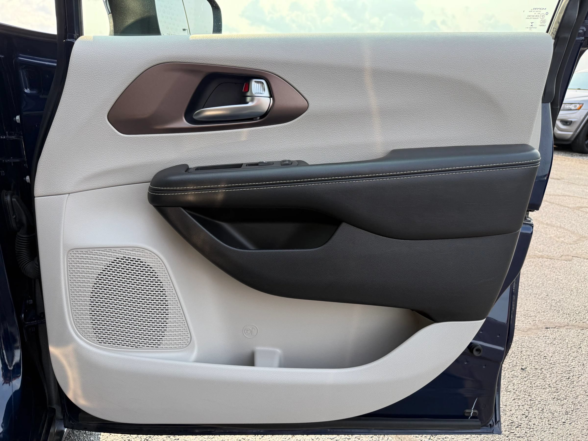 Used 2020 Chrysler Voyager L FWD image 32