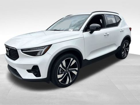 Used 2023 Volvo XC40 B5 Plus w/ Protection Package Premier AWD/4WD image 6