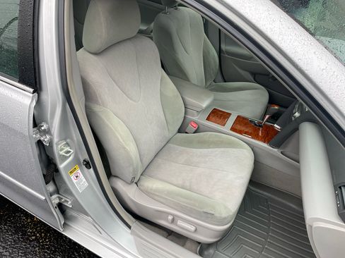 Used 2010 Toyota Camry XLE image 27