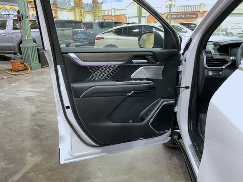 Used 2025 GMC Acadia Denali w/ Super Cruise Package image 9