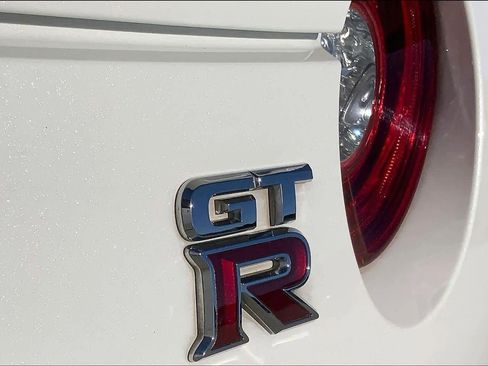 Used 2015 Nissan GT-R Premium image 8