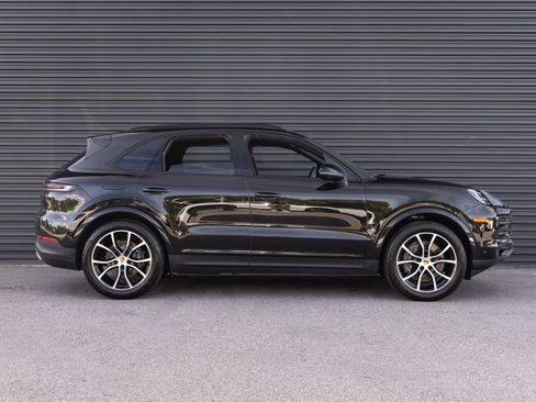 Certified 2024 Porsche Cayenne AWD/4WD image 8