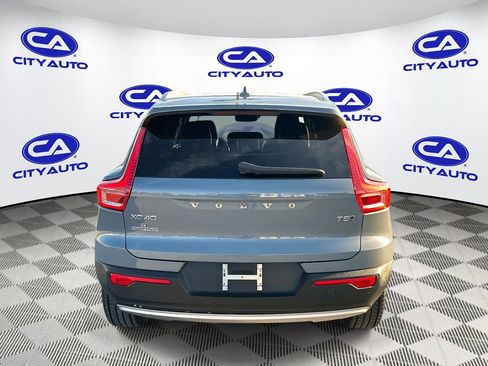 Used 2022 Volvo XC40 T5 Momentum image 5
